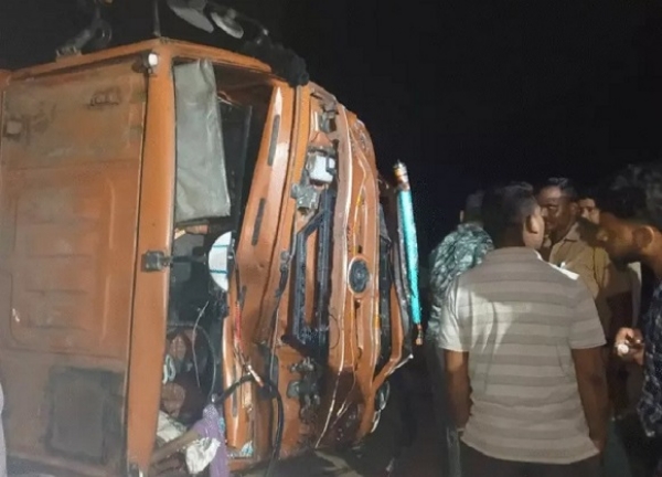 مزدوروں سے بھری بولیرو کو ٹکر مارنے کے بعد الٹا ہوا ٹرک