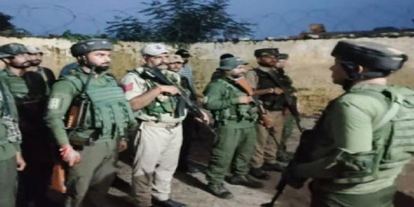 سانبہ میں بھارت اور پاکستان کی سرحد کے قریب ایک سرحدی پولیس چوکی پر مشق