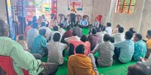 ایوت محل میں حکام نے کسانوں سے براہ راست بات چیت کی ، زرعی مسائل اور مشکلات پر تبادلہ خیال