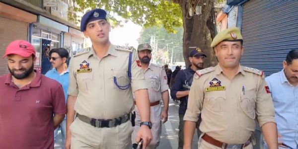 تعلیمی اداروں کے قریب سگریٹ کے دکانداروں کے خلاف گاندربل پولیس کی کاروائی
