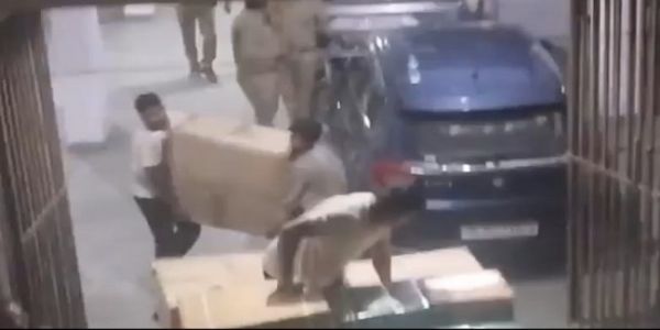 نوئیڈا میں غیر قانونی طور پر پٹاخوں کا ذخیرہ کرنے والا گرفتار